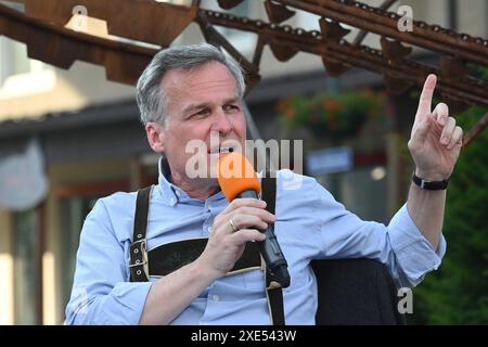 Volksdiskussion Der Trubel um Identität , geleitet von Moderator Tarek Leitner, Am Marktplatz in Bad Goisern, AM 25.06.2024. DAS Bild Zeigt den Moderator und Fernsehansager Tarek Leitner 2024 - Volksdiskussion Der Trubel um Identität , geleitet von Moderator Tarek Leitner, Am Marktplatz in Bad Goisern, AM 25.06.2024. *** Débat public L'agitation autour de l'identité , menée par le présentateur Tarek Leitner, sur la place du marché à Bad Goisern, le 25 06 2024 L'image montre le présentateur et animateur de télévision Tarek Leitner 2024 débat public L'agitation autour de l'identité , menée par PRE Banque D'Images