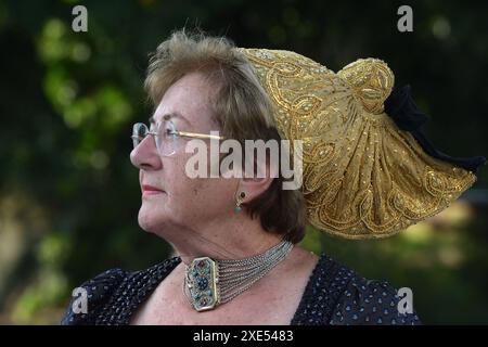 Volksdiskussion Der Trubel um Identität , geleitet von Moderator Tarek Leitner, Am Marktplatz in Bad Goisern, AM 25.06.2024. DAS Bild zeigt die Obfrau der Goldhauben Bad Goisern, Brigitte Mittendorfer neben dem Bild eines einheimischen Bad Goiserers 2024 - Volksdiskussion Der Trubel um Identität , geleitet von Moderator Tarek Leitner, Am Marktplatz in Bad Goisern, Am 25.06.2024. *** Débat public L'agitation autour de l'identité , animée par le modérateur Tarek Leitner, sur la place du marché de Bad Goisern, le 25 06 2024 la photo montre la présidente du Goldhauben Bad Goisern, Brigitte Banque D'Images