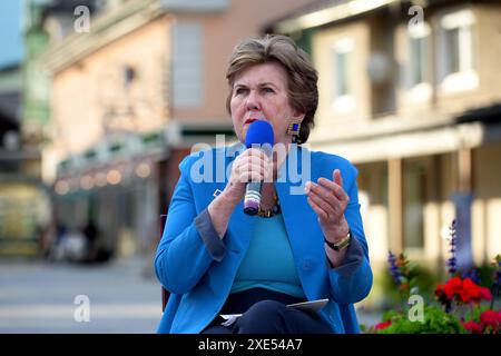 Volksdiskussion Der Trubel um Identität , geleitet von Moderator Tarek Leitner, Am Marktplatz in Bad Goisern, AM 25.06.2024. DAS Bild zeigt die ehemalige Präsidentin der Salzburgerr Festspiele Helga Rabl-Stadler 2024 - Volksdiskussion Der Trubel um Identität , geleitet von Moderator Tarek Leitner, Am Marktplatz in Bad Goisern, AM 25.06.2024. *** Débat public L'agitation autour de l'identité , dirigé par le modérateur Tarek Leitner, sur la place du marché de Bad Goisern, le 25 06 2024 la photo montre l'ancien président du Festival de Salzbourg Helga Rabl Stadler 2024 débat public le h Banque D'Images