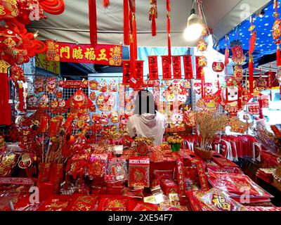 Kaohsiung, Taiwan - 3 février 2024 : les couplets de printemps sont vendus dans les magasins pendant la période lunaire taïwanaise Banque D'Images