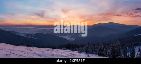 Pittoresque lever de soleil sur les alpes d'hiver. La plus haute crête des Carpates ukrainiens est Chornohora avec des sommets de Hoverla et Petros Mount Banque D'Images