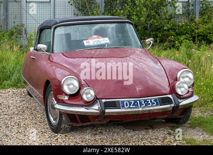 Lelystad, pays-Bas, 16.06.2024, vue de face du cabriolet classique Citroën DS de 1964 lors de la Journée nationale du vieux chronomètre Banque D'Images