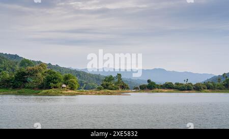 Panorama de paysage pittoresque sur le pittoresque lac Kaptai sous le ciel sombre, Rangamati, Chittagong, Bangladesh Banque D'Images