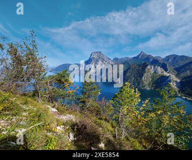 Automne paisible montagne Alpes vue sur le lac Traunsee de Kleiner Sonnstein sommet rock, Ebensee, Autriche. Banque D'Images