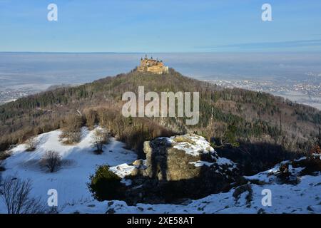 Château de Hohenzollern en hiver et avec brouillard Banque D'Images