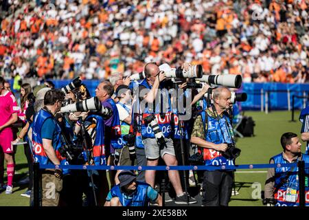 Berlin, Allemagne. 25 juin 2024. Photographes de médias internationaux vus en service lors du match de l'UEFA Euro 2024 dans le Groupe d entre les pays-Bas et l'Autriche à l'Olympiastadion de Berlin. Crédit : Gonzales photo/Alamy Live News Banque D'Images