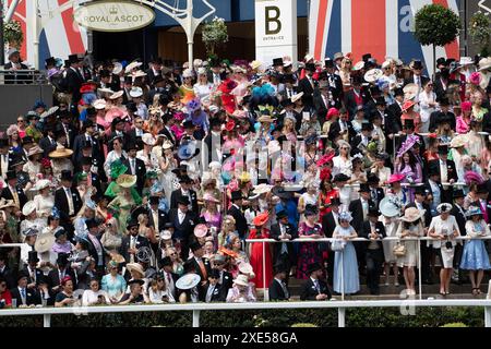 Ascot, Royaume-Uni. 18 juin 2024. Courses hippiques dans le Parade Ring attendant la procession royale le premier jour de Royal Ascot à Ascot Racecourse dans le Berkshire. Crédit : Maureen McLean/Alamy Banque D'Images