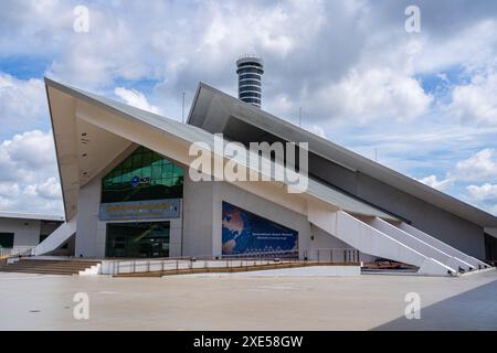 Bang Phli, Samut Prakan, Thaïlande - 07 05 2022 : vue paysage de la façade et entrée du musée de l'aéroport de Suvarnabhumi Banque D'Images