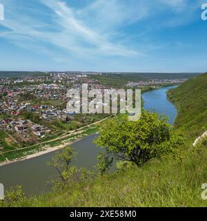 Vue imprenable sur le Dnister River Canyon. Vue sur la ville de Zalishchyky, région de Ternopil, Ukraine. Banque D'Images