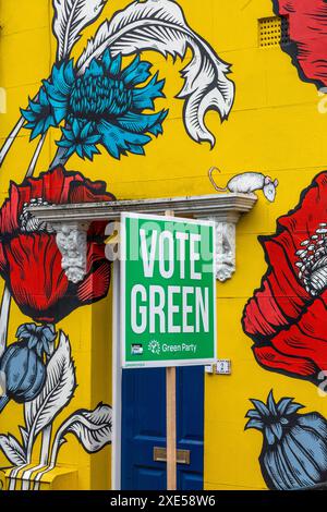 Une affiche électorale du Parti Vert à Montpelier, le quartier bohème de Bristol niché juste derrière Stokes Croft à Bristol, Angleterre Banque D'Images