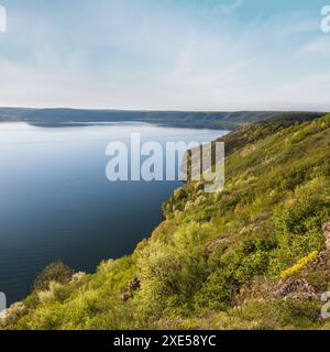 Vue imprenable sur le Dnister River Canyon, la baie de Bakota, la région de Chernivtsi, l'Ukraine. Banque D'Images