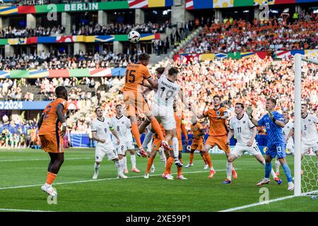 Berlin, Allemagne. 25 juin 2024. Micky van de Ven (15 ans), des pays-Bas, et Christoph Baumgartner (19 ans), d'Autriche, vus lors du match de l'UEFA Euro 2024 dans le Groupe d entre les pays-Bas et l'Autriche à l'Olympiastadion de Berlin. Crédit : Gonzales photo/Alamy Live News Banque D'Images