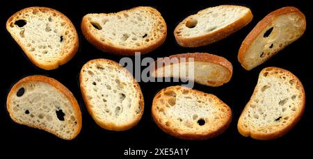 Crackers bruschetta, croûtons de pain rond isolés sur fond noir Banque D'Images