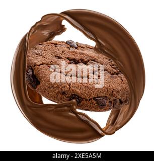 Biscuit à l'avoine avec éclaboussure ronde de chocolat isolé sur fond blanc Banque D'Images