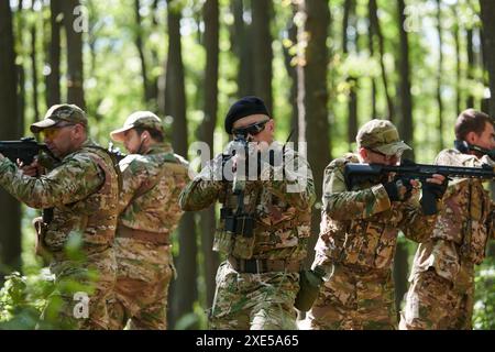 Une unité militaire antiterroriste spécialisée mène une opération secrète dans des bois denses et dangereux, faisant preuve de précision, dis Banque D'Images