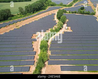 Vue aérienne de la ferme d'énergie solaire Larport près de Dormington dans le Herefordshire UK rural construit par Ethical Power et Conrad Energy en juin 2024 Banque D'Images