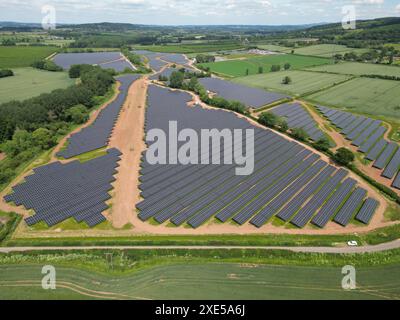 Vue aérienne de la ferme d'énergie solaire Larport près de Dormington dans le Herefordshire UK rural construit par Ethical Power et Conrad Energy en juin 2024 Banque D'Images