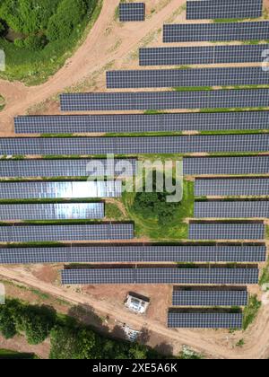 Vue aérienne de la ferme d'énergie solaire Larport près de Dormington dans le Herefordshire UK rural construit par Ethical Power et Conrad Energy en juin 2024 Banque D'Images