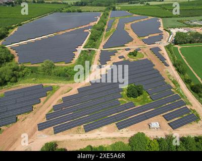 Vue aérienne de la ferme d'énergie solaire Larport près de Dormington dans le Herefordshire UK rural construit par Ethical Power et Conrad Energy en juin 2024 Banque D'Images