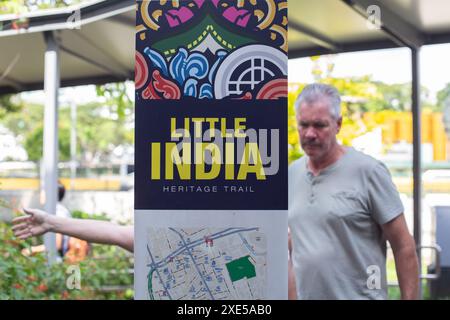 Les touristes étrangers vérifient la signalisation d'information du sentier du patrimoine Little India pour planifier leur itinéraire de navigation. Singapour Banque D'Images