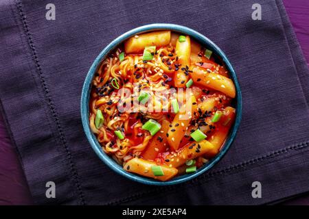 Rabokki, tteokbokki ou topokki avec ramen, cuisine de rue coréenne, gâteaux de riz épicés Banque D'Images