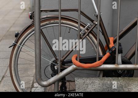 Vélo dans une ville sur une rampe de fer Banque D'Images