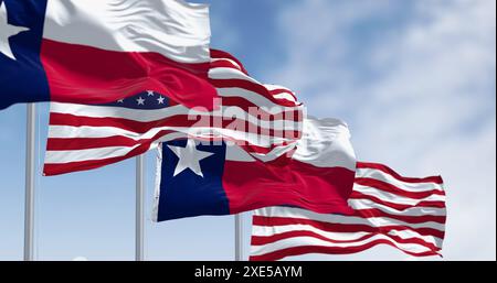 Drapeaux de l'État du Texas agitant au vent avec des drapeaux américains Banque D'Images