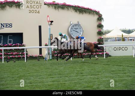 Ascot, Royaume-Uni. 21 juin 2024. Cheval Porta Fortuna monté par le jockey Tom Marquand vainqueur des Coronation Stakes à Royal Ascot, Ascot Racecourse, Berkshire battant de justesse Opera Singer monté par le Jockey Ryan Moore. Entraîneur Donnacha Aidan O’Brien. Le roi a fait la présentation des gagnants pour la course. Crédit : Maureen McLean/Alamy Banque D'Images