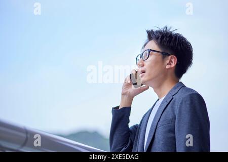 Jeune homme japonais en veste décontractée Banque D'Images