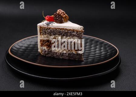 Délicieux beau morceau de gâteau avec de la crème et des baies Banque D'Images