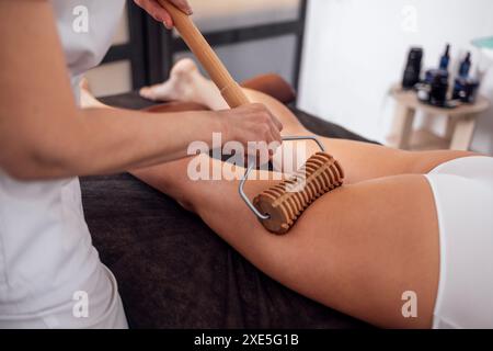 Massage madera. Massage anti cellulite Maderotherapy avec prop en bois, dos femelle dans un centre de bien-être. Concept de soins de santé et de beauté Banque D'Images