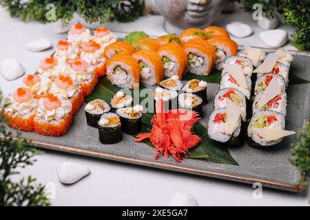 Sushi frais cuisine japonaise traditionnelle sur grande assiette Banque D'Images