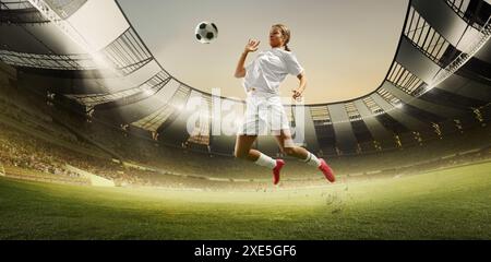 Bannière d'image horizontale avec jeune athlète déterminé, fille, joueur de football en mouvement, action, balle frappant avec la poitrine. Rendu 3D du stade avec Banque D'Images