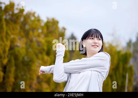 Jeune femme japonaise qui fait de l'exercice Banque D'Images