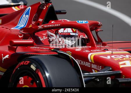 Monte-Carlo, Monaco. 25 mai 2024. Charles Leclerc de Monaco et la Scuderia Ferrari roulent en piste lors des troisièmes essais libres. Banque D'Images