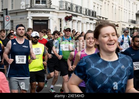 Coureurs débutant le semi-marathon de Leamington Spa, Warwickshire, Royaume-Uni Banque D'Images