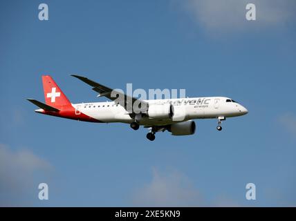 Helvetic Airways Embraer E190-E2 atterrissant à l'aéroport de Birmingham, Royaume-Uni (HB-AZC) Banque D'Images