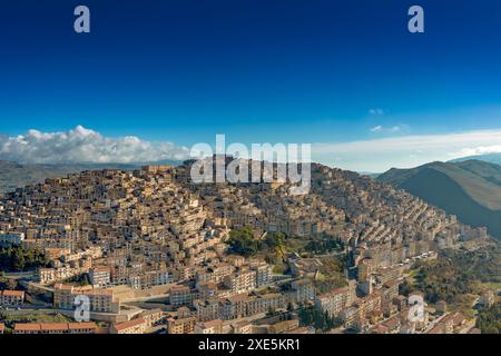 Drone perspective de la ville historique de Gangi, au sommet d'une colline, dans le centre de la Sicile Banque D'Images
