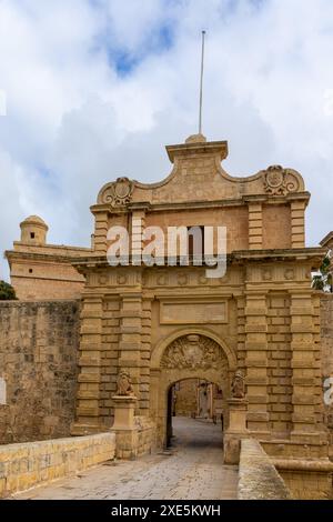 Vue sur la porte historique de Mdina pour entrer dans la vieille ville sur l'île de Malte Banque D'Images