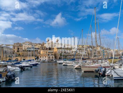 De nombreux bateaux dans le Grand Port de la Valette avec la ville de Birgu en arrière-plan Banque D'Images