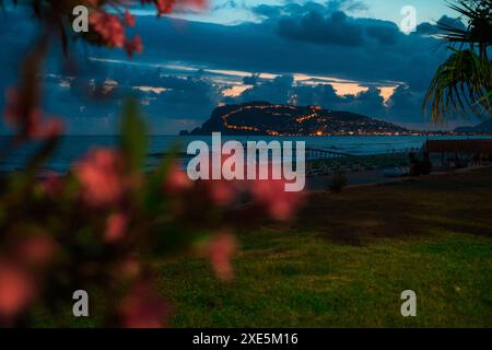 Belle scène de nuit sur la plage d'Alanya Banque D'Images