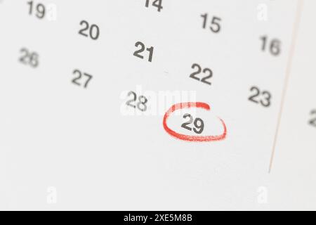 Marque de cercle rouge le 29 février jour sur le calendrier. Copier l'espace Banque D'Images