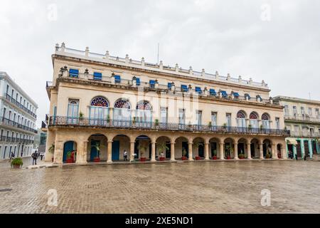 LA HAVANE, CUBA - 28 AOÛT 2023 : Hôtel Santa Isabel à Plaza de Armas à la Havane, Cuba après la pluie Banque D'Images