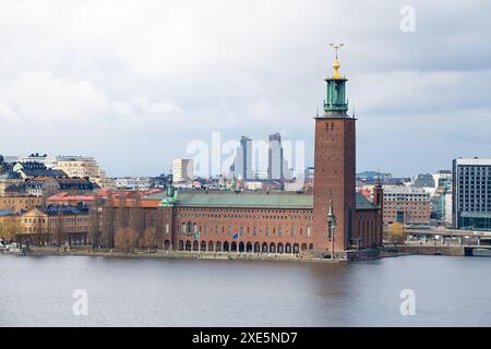 Paysage urbain de Stockholm, Suède. Hôtel de ville de Stockholm sur l'île Kungsholmen. Norra Tornen dans le dos. Banque D'Images