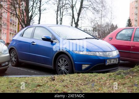 HAVIROV, RÉPUBLIQUE TCHÈQUE - 22 DÉCEMBRE 2015 : Honda Civic 8G à hayon futuriste garée dans la rue Banque D'Images