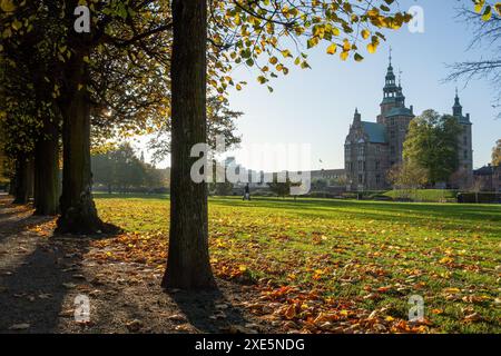 COPENHAGUE, DANEMARK - 28 OCTOBRE 2014 : allée des arbres et château de Rosenborg Slot à Copenhague, Danemark au coucher du soleil Banque D'Images