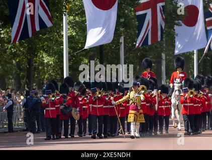 Marchant une bande de soldats dans le Mall pour la visite d'État à Londres de l'empereur Naruhito et de sa femme Banque D'Images