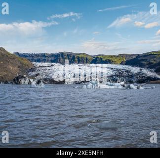 Glacier de Solheimajokull dans le sud de l'Islande. La langue de ce glacier glisse du volcan Katla. Beau lac glaciaire décalage Banque D'Images