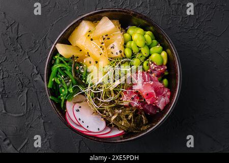 Hawaiian poke thon dans le bol à salade vue supérieure Banque D'Images