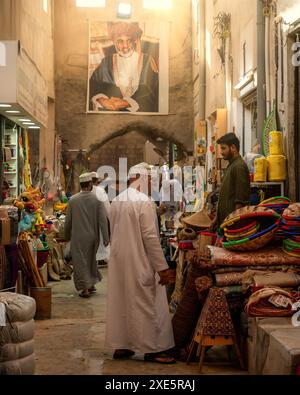 Marché traditionnel aux bovins dans le souk de Nizwa. Vendredi matin, les gens se rassemblent au marché de Nizwa avant l'Aïd. Aussi connu comme marché du vendredi et souq hapta. Banque D'Images